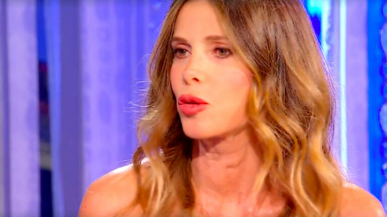 ALESSIA MARCUZZI SPIAZZA MARA VENIER, CALA IL GELO IN STUDIO A DOMENICA IN: “A CALCI IN C*LO”.